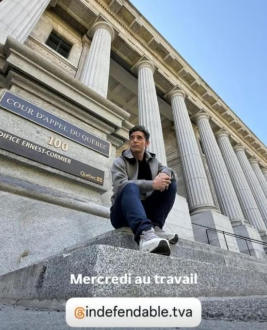 Sébastien Delorme assis devant le palais de justice