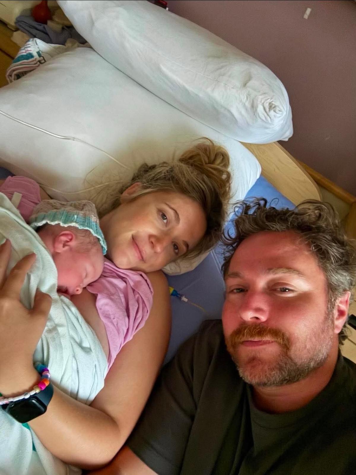 Rosalie Vaillancourt, son amoureux Olivier et leur nouveau-né Paul