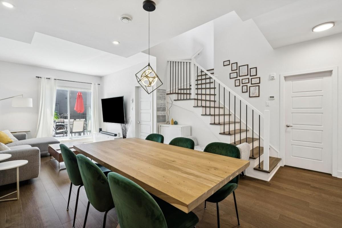Salle à manger ouverte sur le séjour
