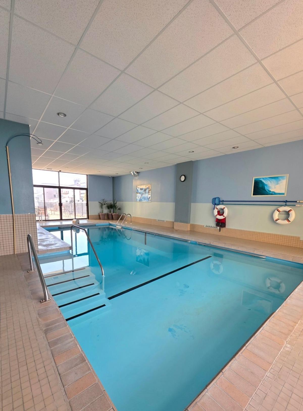 Piscine intérieure de l'immeuble