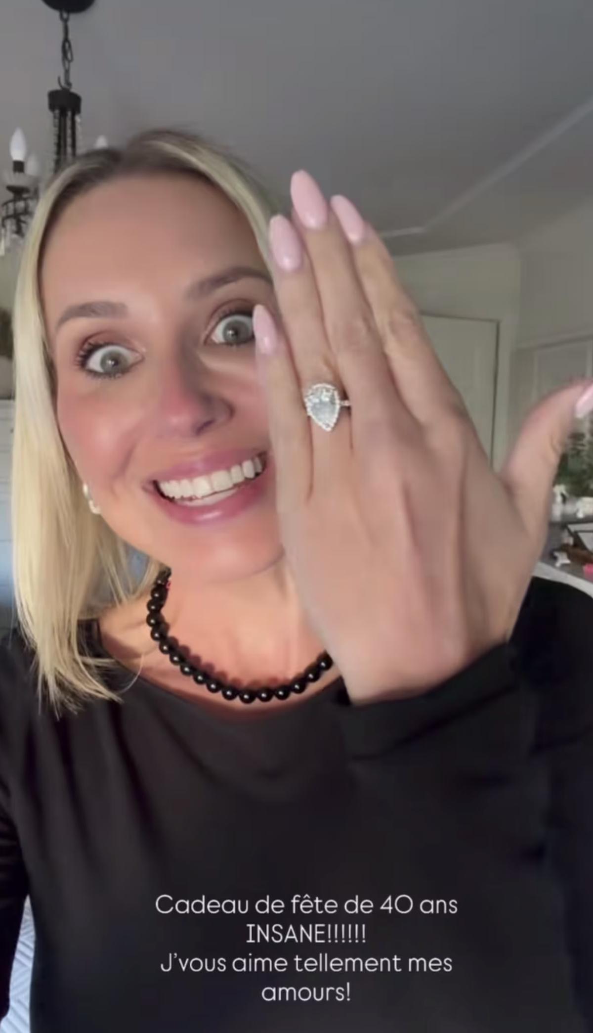 Maïka Desnoyers montre la magnifique bague qu'Étienne Boulay lui a offerte pour ses 40 ans
