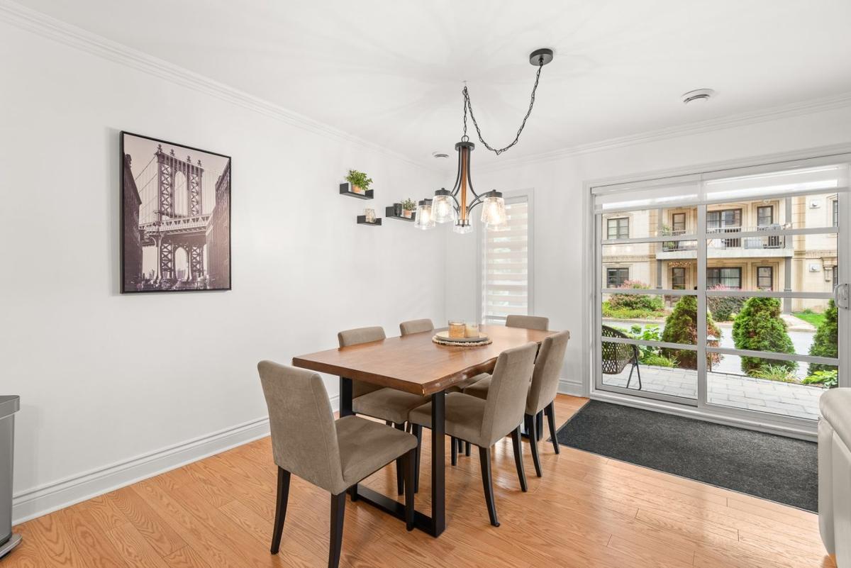 Salle à manger sous un éclairage chaleureux