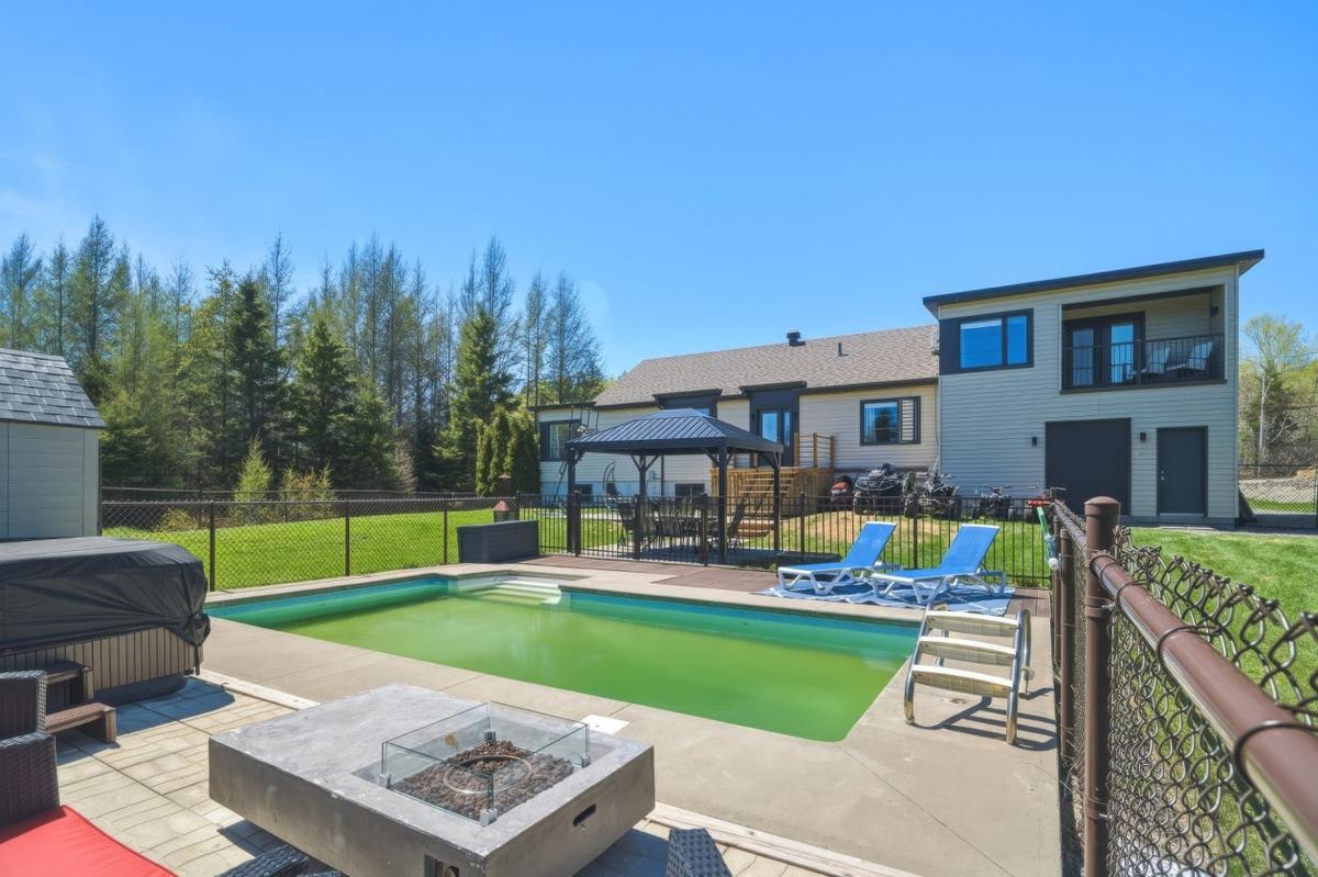 Vue rapprochée de la piscine