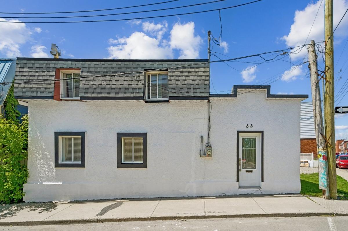 Façade de la maison sur la rue Sainte-Marie
