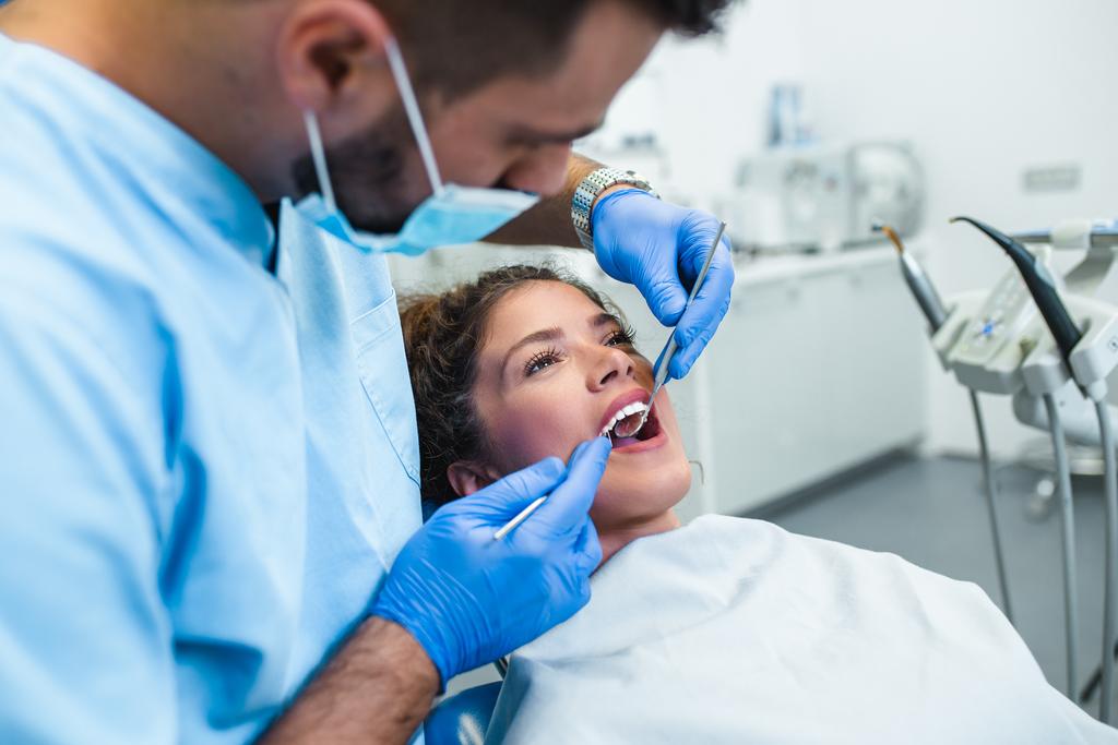 Dentiste et une patiente 