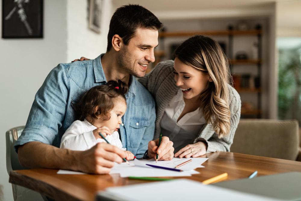 Freepik - Drazen Zigic, famille, deux parents avec un enfant