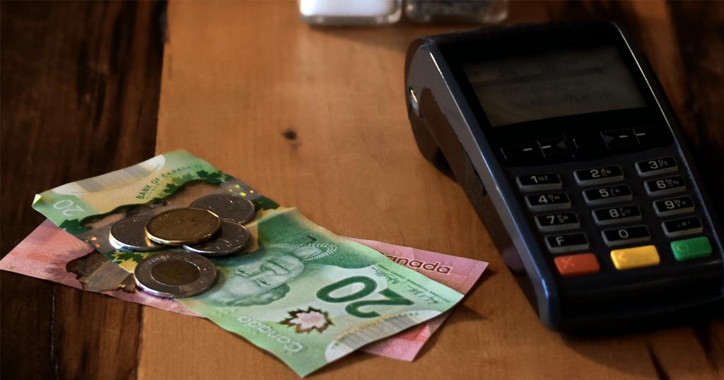 Argent canadien et machine à paiement