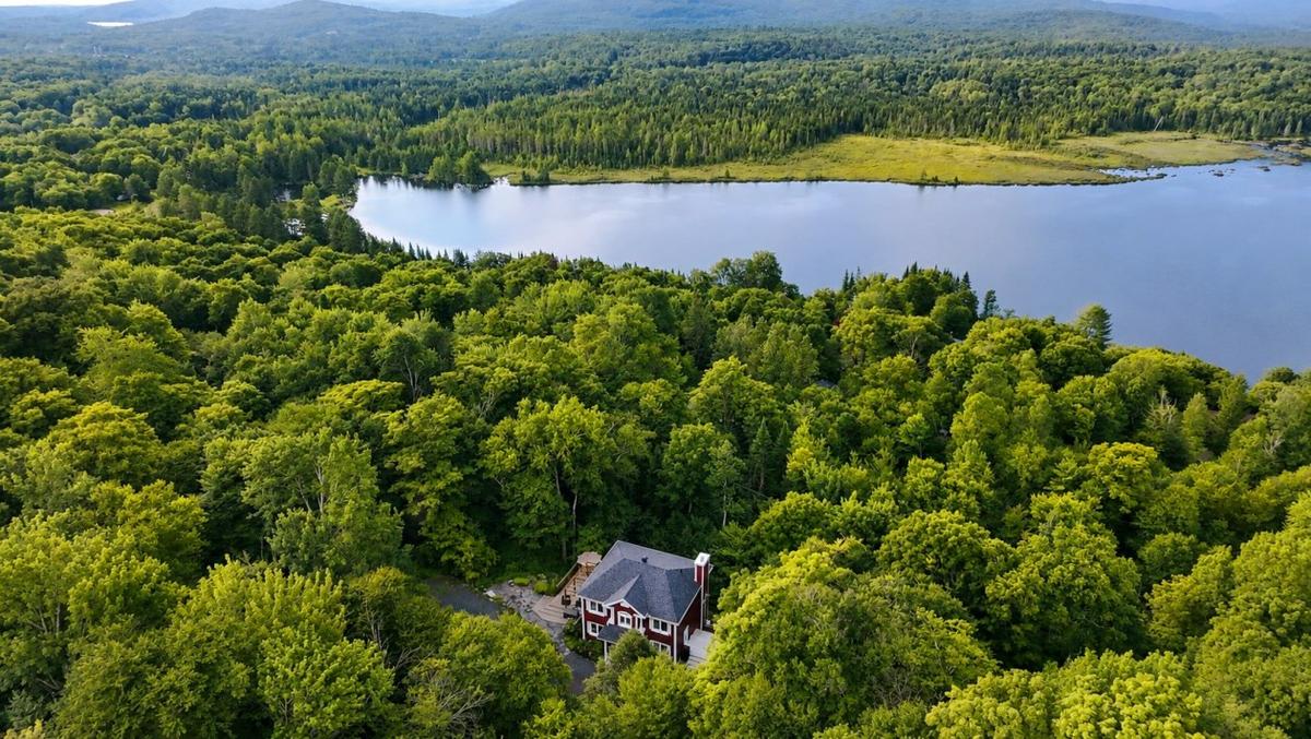 Vue aérienne de la propriété et du lac