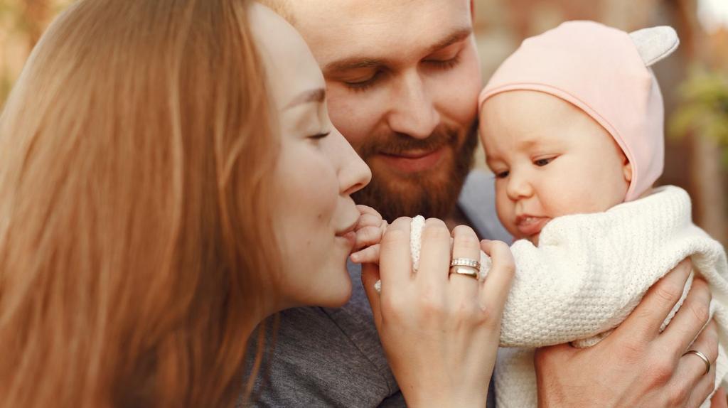 prostooleh - Freepik, couple, parents, bébé