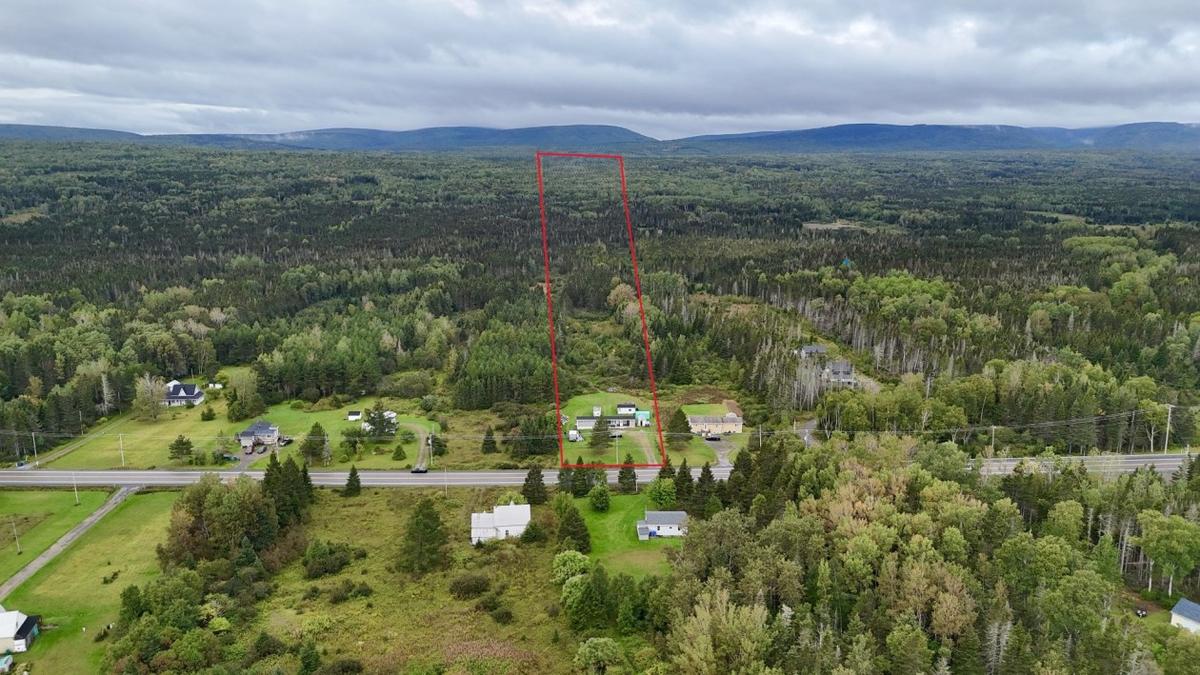 Vue aérienne de la propriété et de son vaste terrain