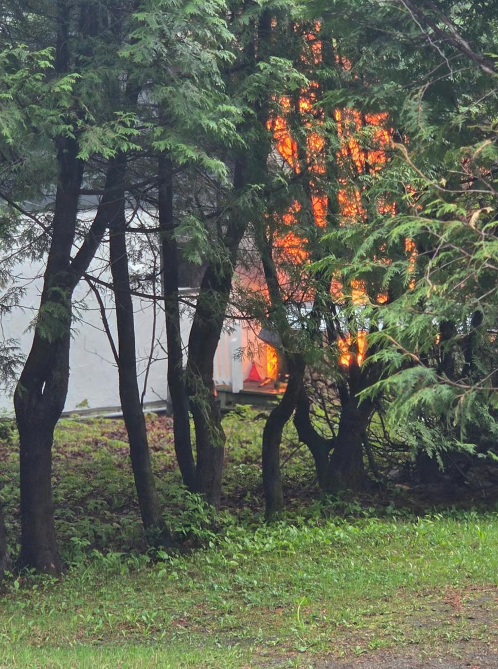 Incendie du chalet de Jean-François Taillon, Catherine Proulx-Lemay et Noémie Yelle