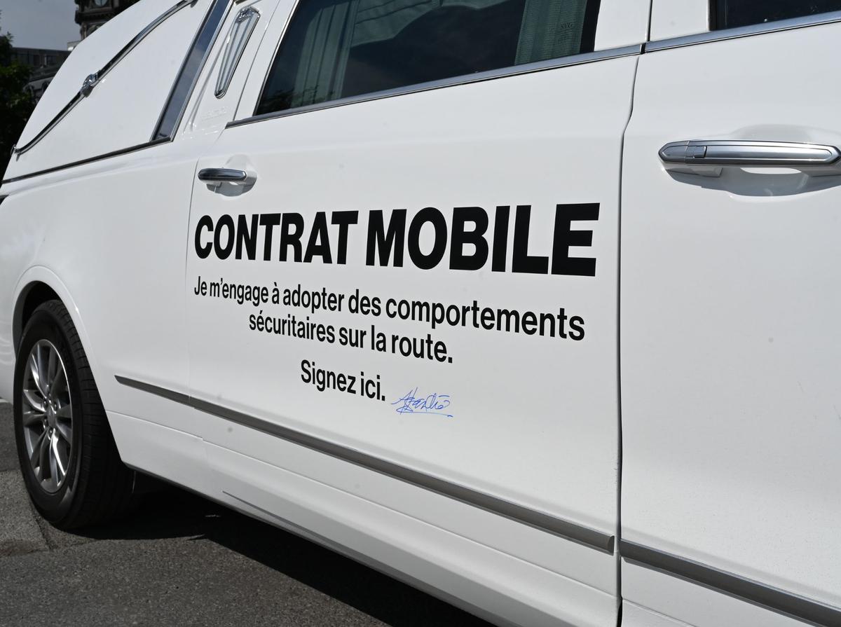 Le corbillard blanc de la SAAQ recouvert de signatures