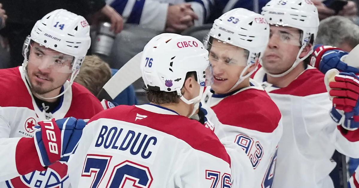 Zachary Bolduc, Nick Suzuki, Ivan Demidov et Alex Newhook célèrent but - CH blanc