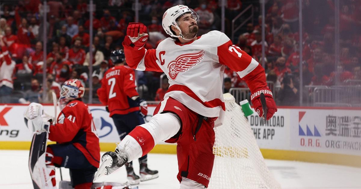 Dylan Larkin-Celly-NHL-Detroit Red Wings