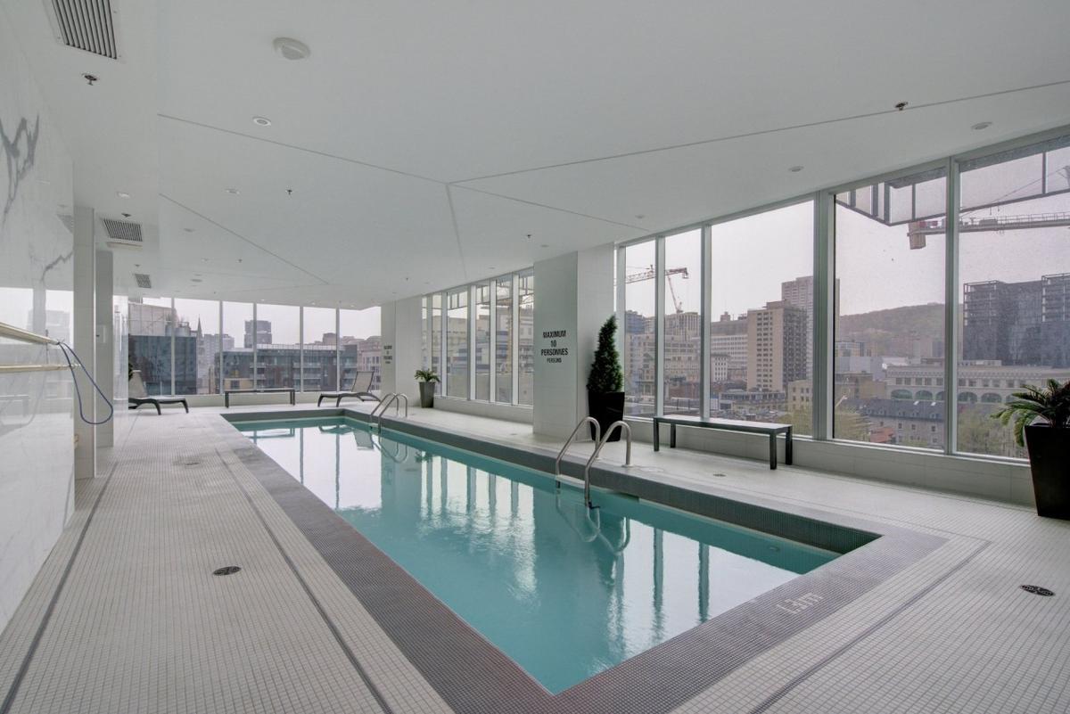 Piscine intérieure de l'immeuble