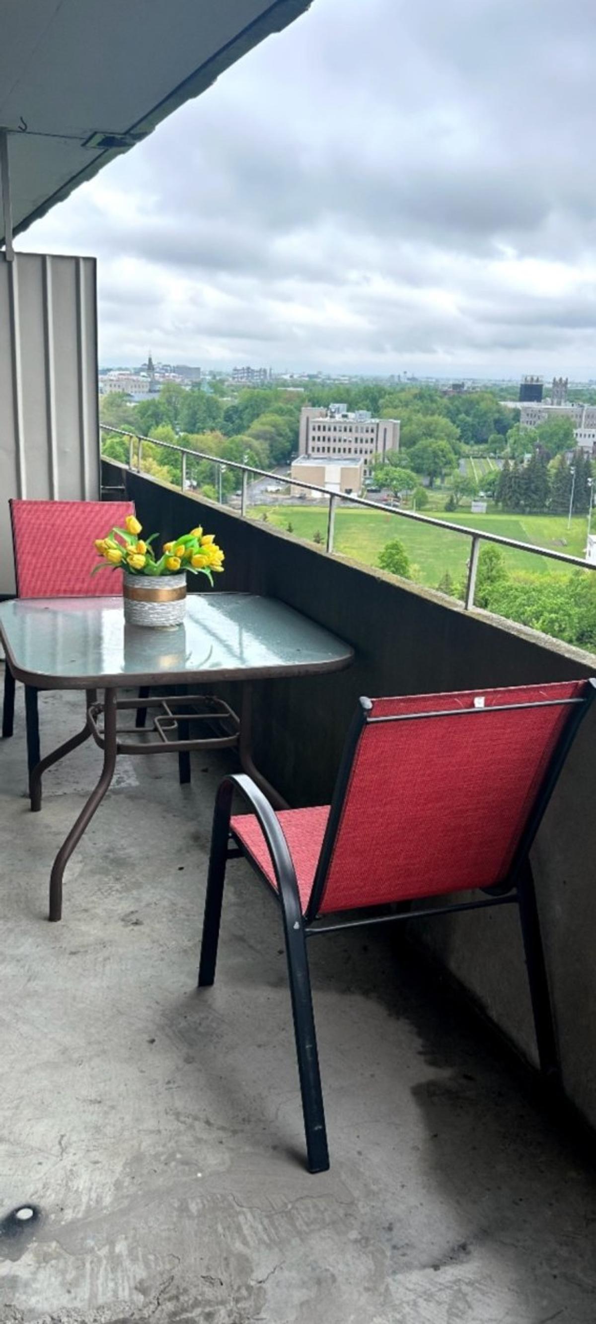 Balcon avec vue sur le quartier