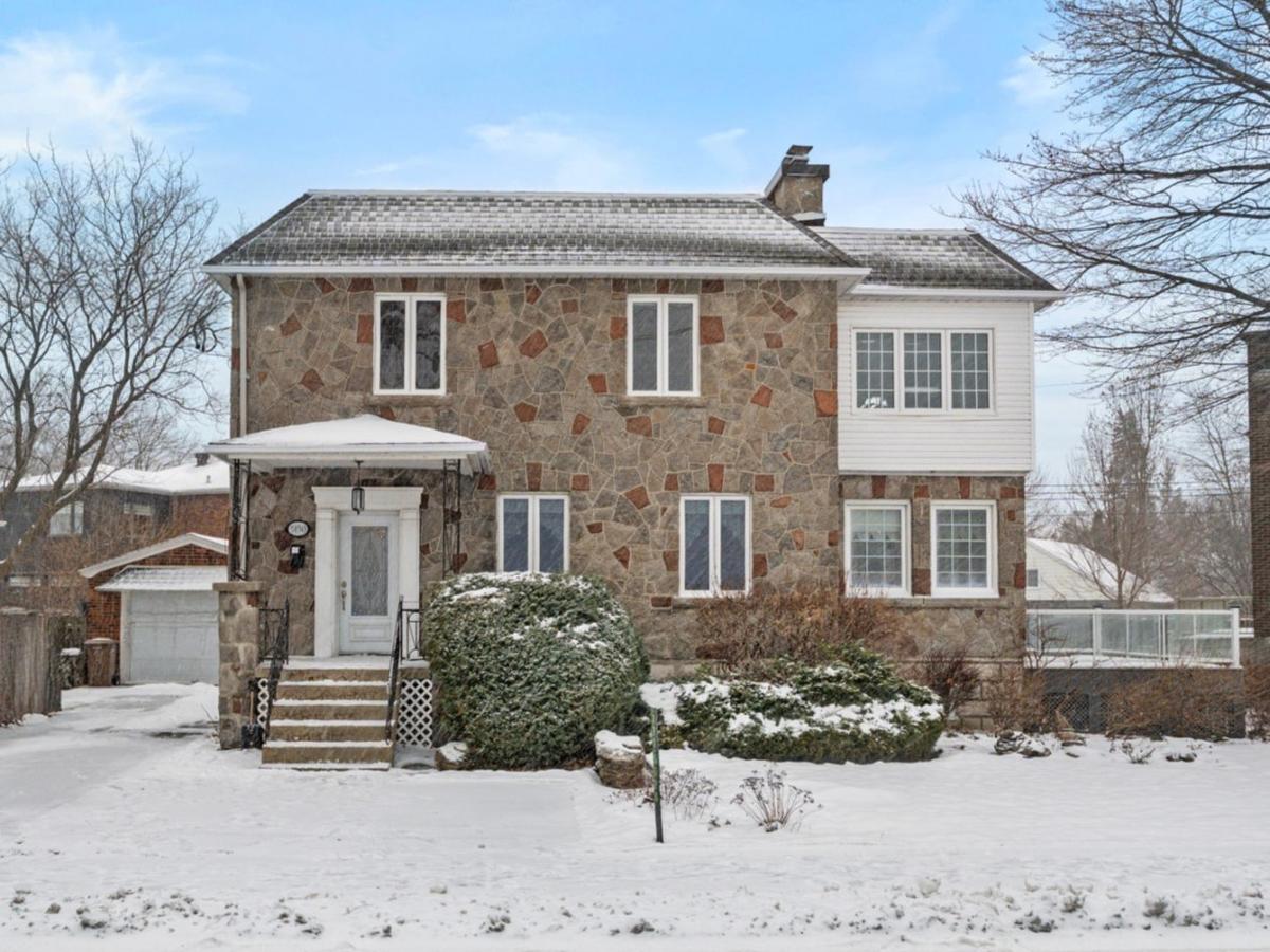Lumineuse et généreuse : une maison d'époque à Lachine avec vue sur l'eau et cinq chambres pour la famille