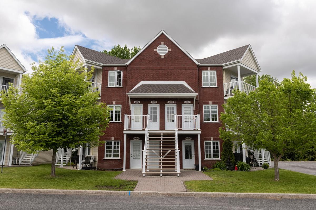 Façade du condo dans son quartier paisible