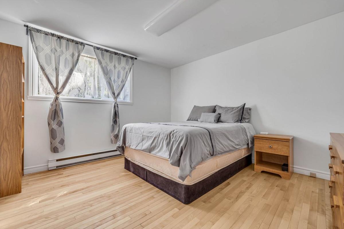 Chambre spacieuse au sous-sol