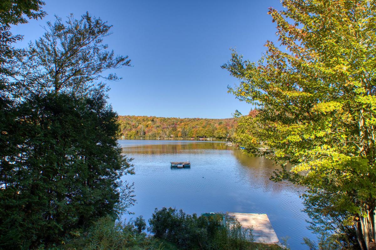 Vue sur le bord de l'eau et les montagnes environnantes