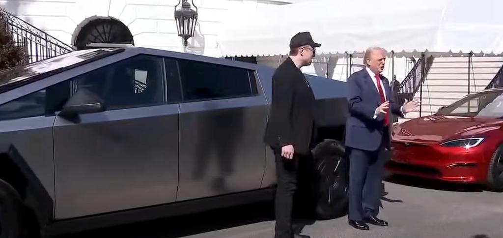 Elon Musk et Donald Trump devant un Tesla Cybertruck