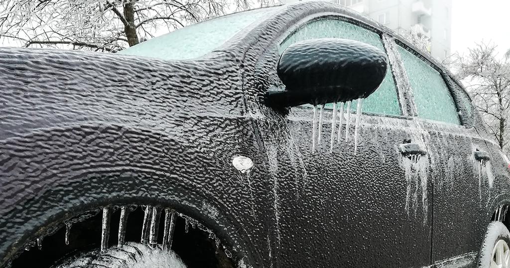 Voiture victime de pluie verglaçante