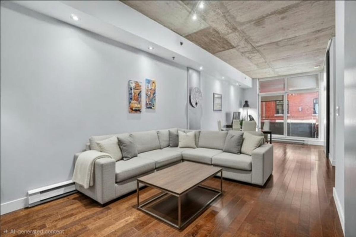 Intérieur chaleureux du condo avec ses hauts plafonds