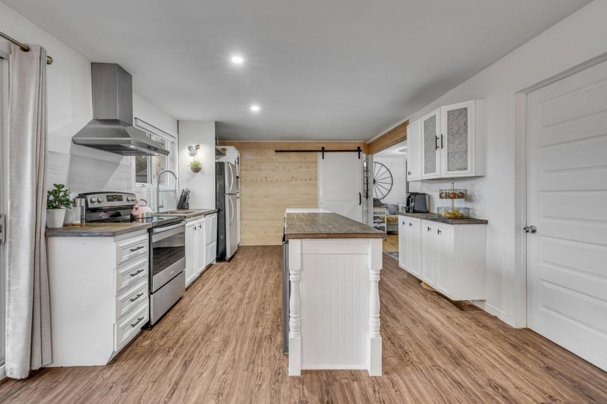 Le salon avec son foyer au bois