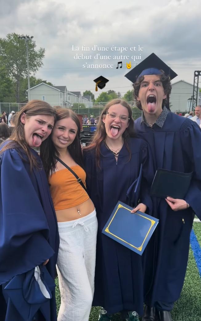 Mia Tinayre à sa graduation avec des amis