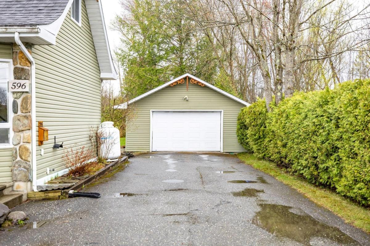 Le garage détaché, spacieux et fonctionnel