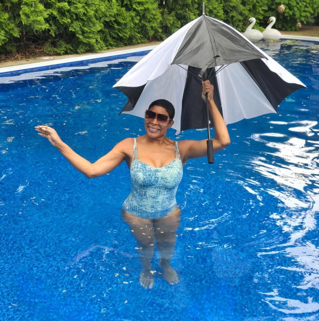 Varda Etienne dans sa piscine