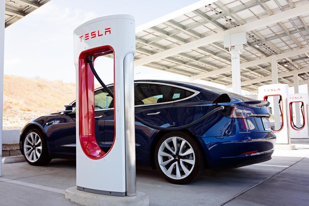 Voiture Tesla en train de recharger