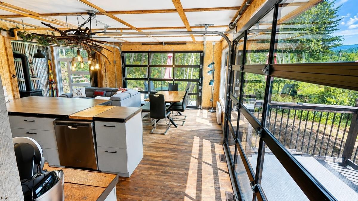 Salon avec foyer au propane