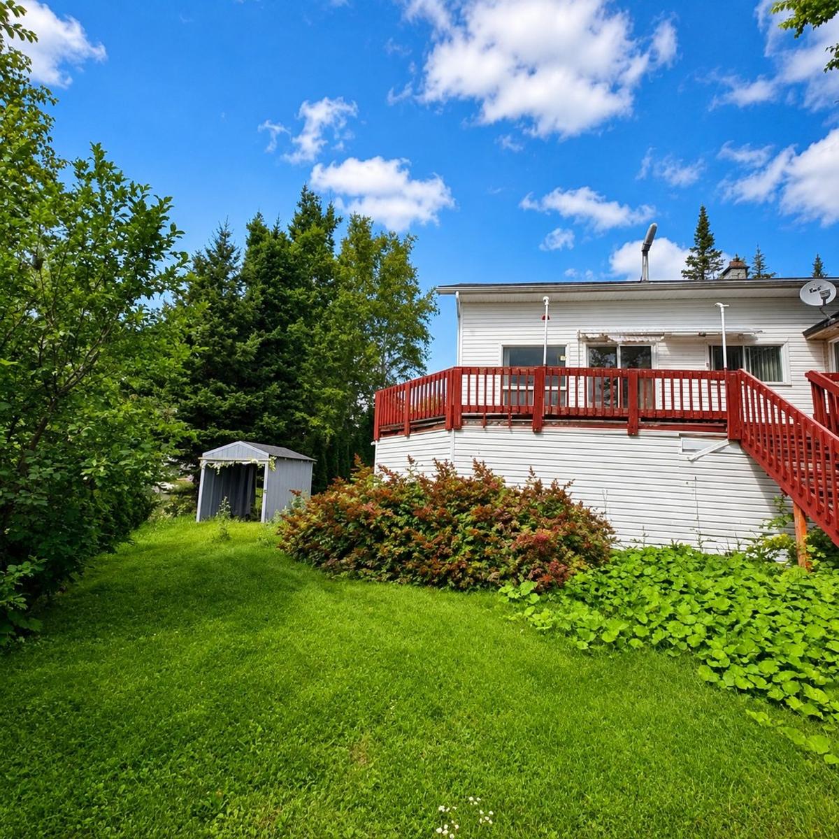 Façade du chalet vue depuis la rue