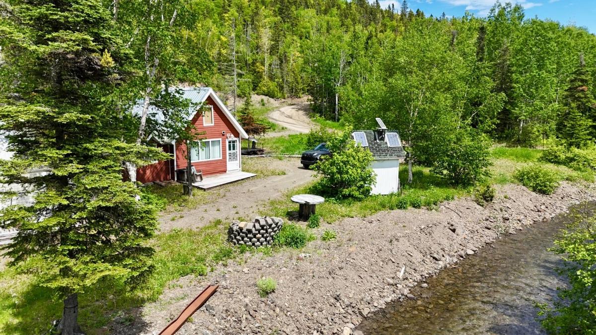 Vue aérienne du chalet et de son vaste terrain boisé