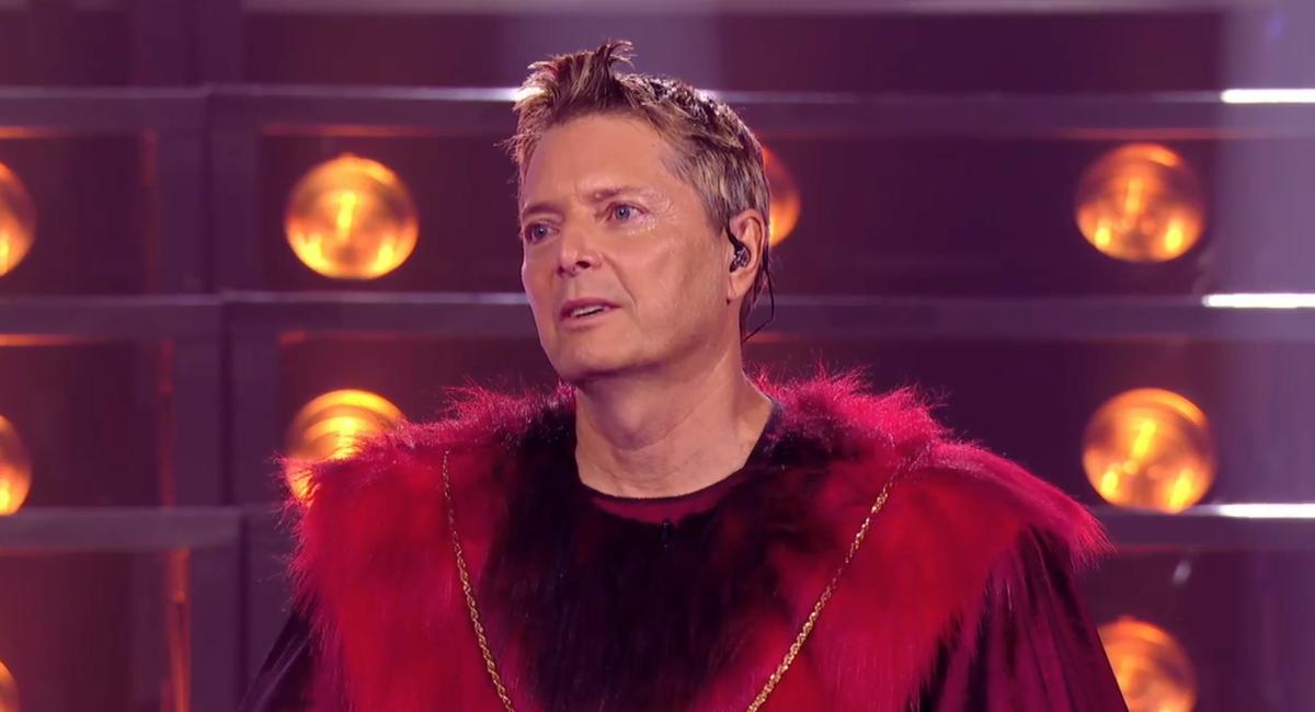 Steph Carse à Chanteurs Masqués dans son costume du Cardinal