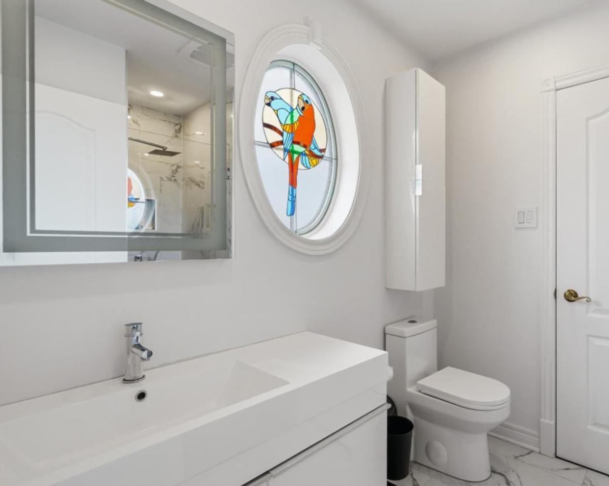 Salle de bain avec vitrail