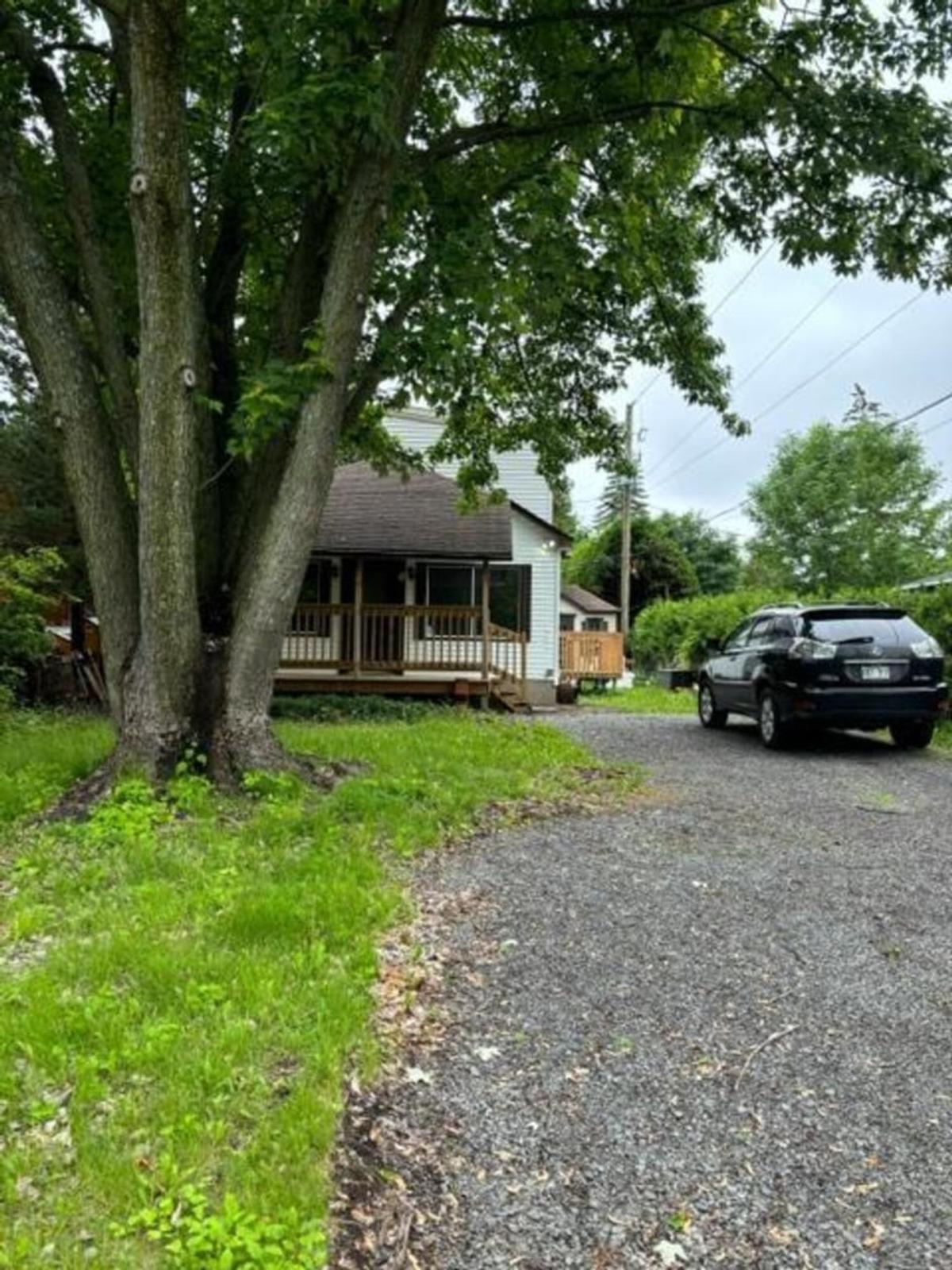 Vue extérieure de la maison de style chalet