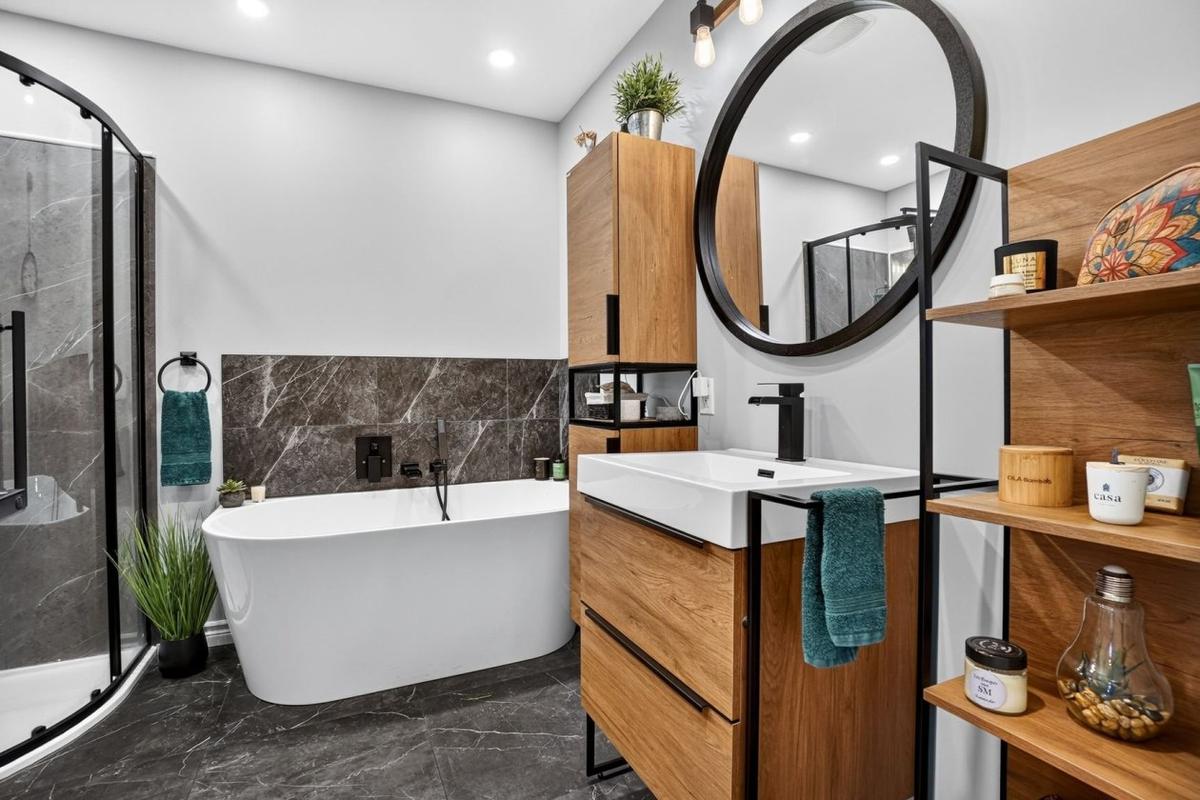 Salle de bain avec douche et baignoire