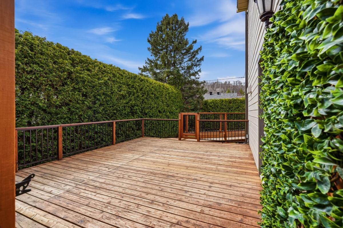 Terrasse spacieuse avec vue sur la cour