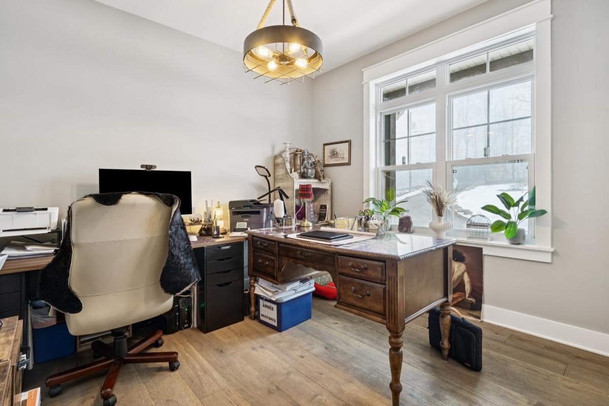 Bureau adjacent aux aires communes