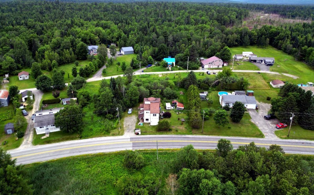 Vue aérienne montrant le positionnement du terrain dans le village