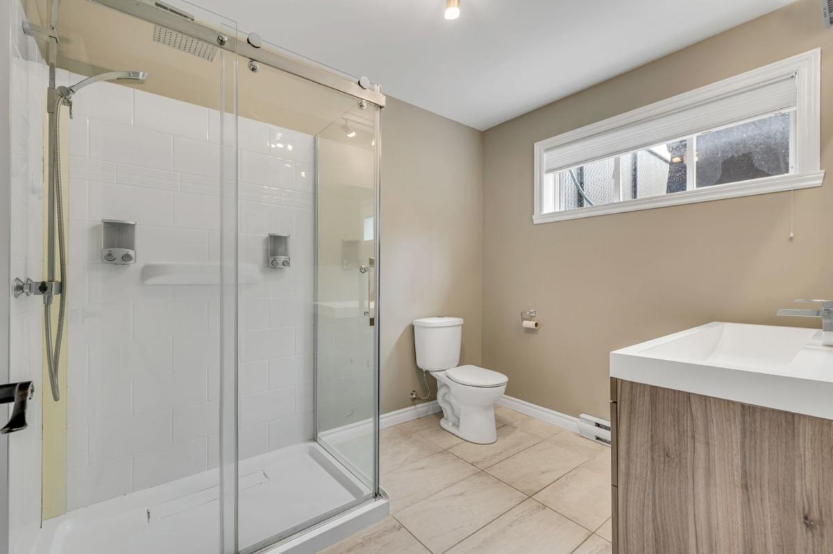 Salle de bain au sous-sol