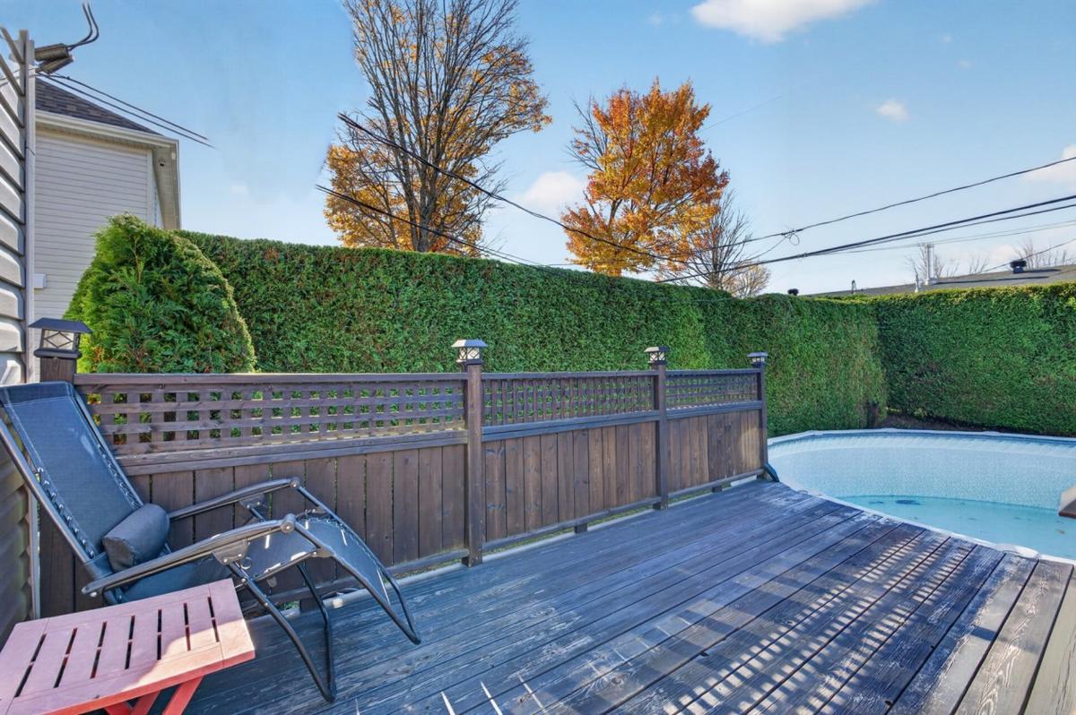Terrasse et accès à la cour