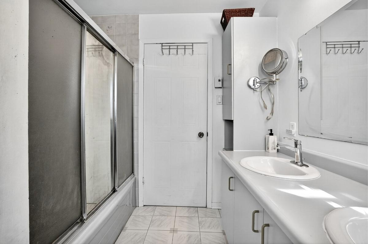 Autre angle de la salle de bain