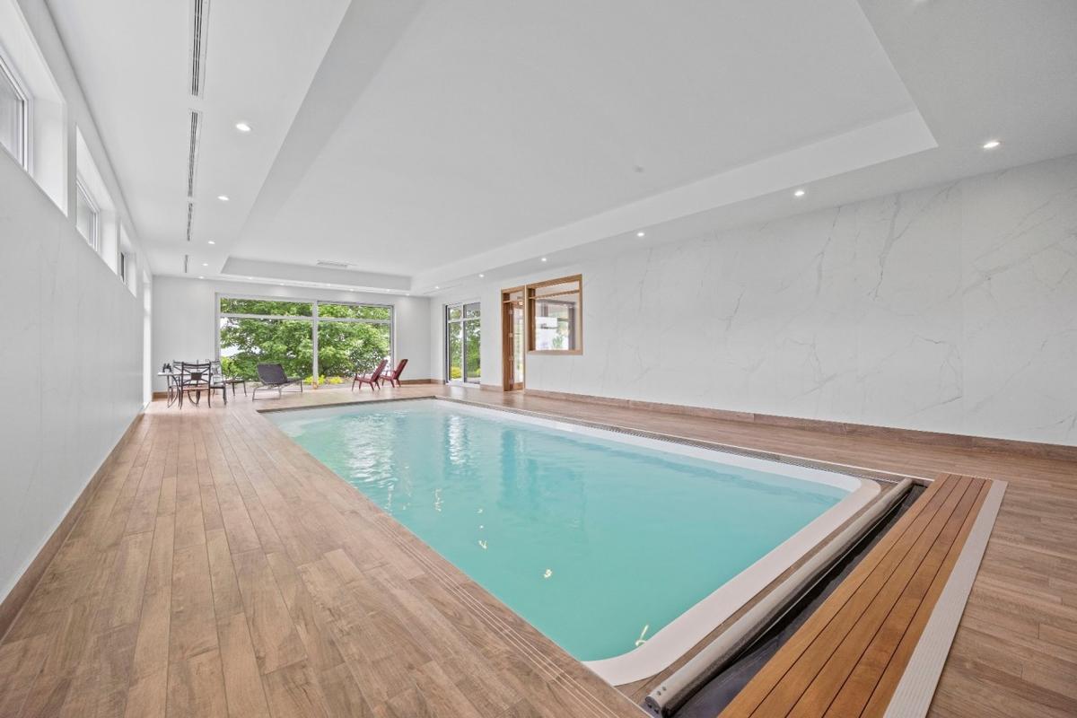 Espace piscine lumineux