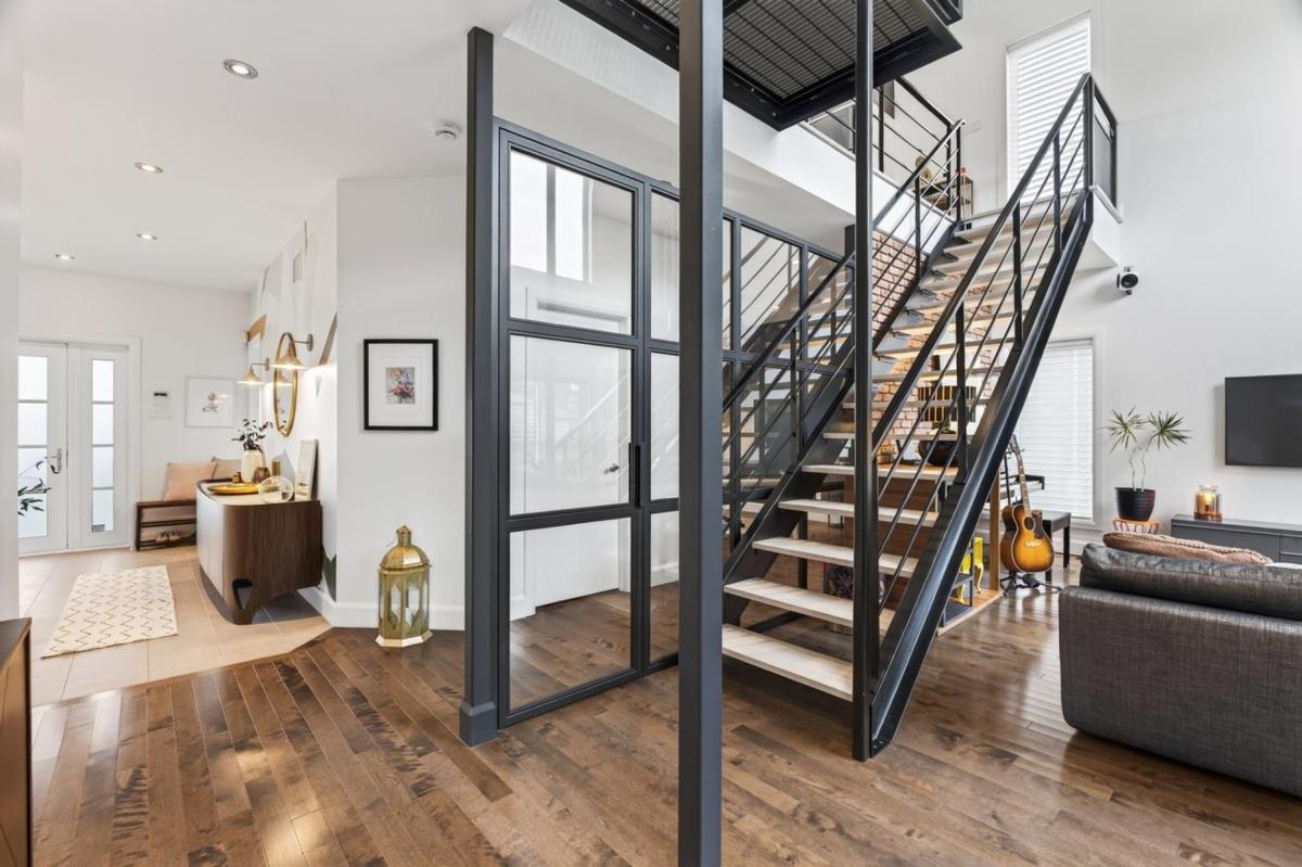Escalier vers les niveaux inférieurs