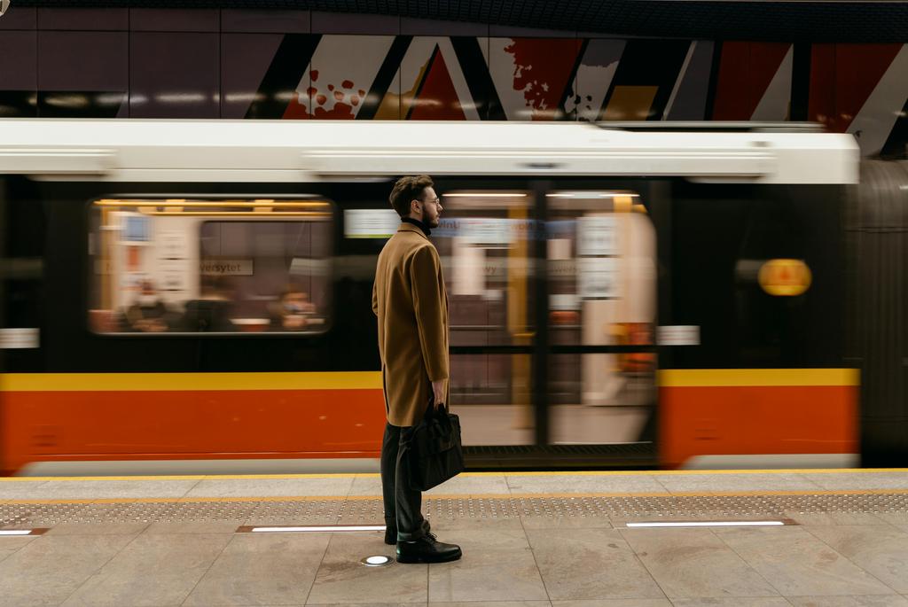 Homme dans un métro