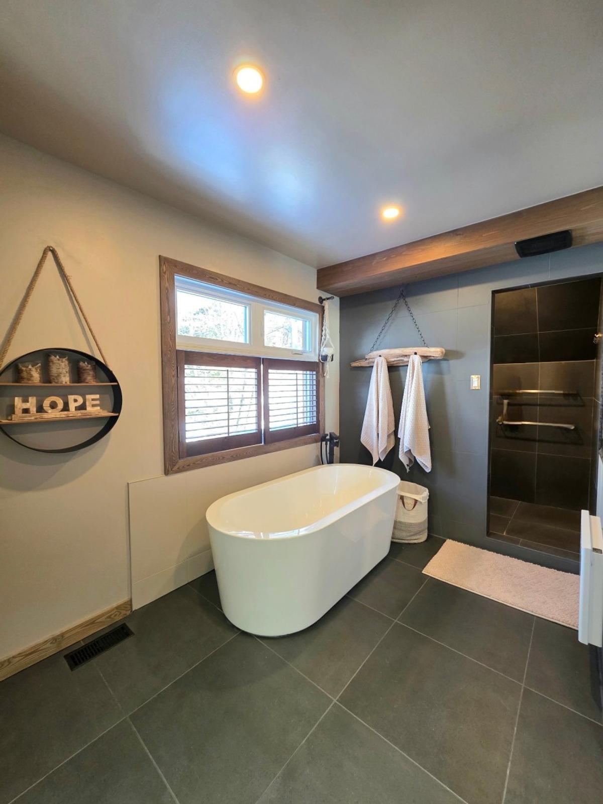 Salle de bain avec douche