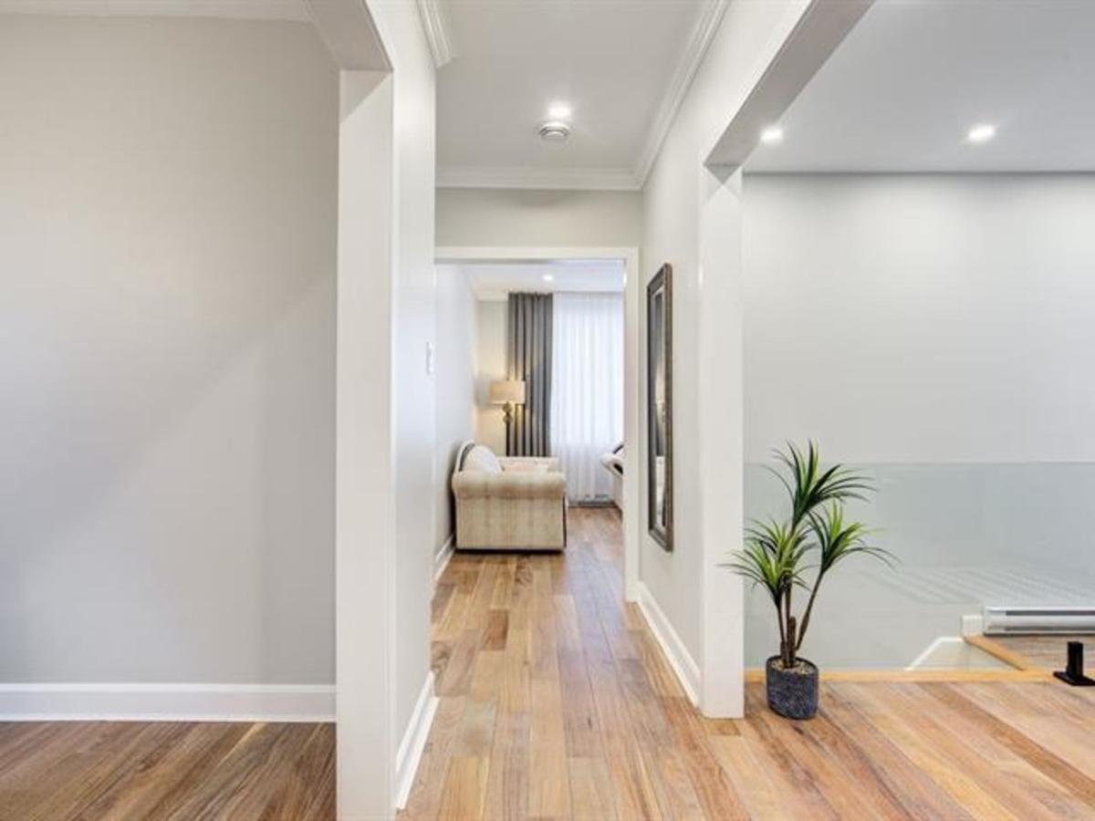 Salon avec foyer au bois